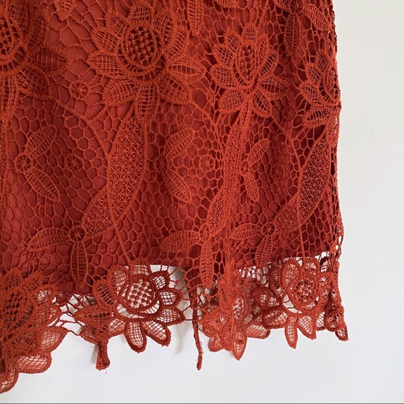 Lace Tank with Back Slit - Picture 4 of 6